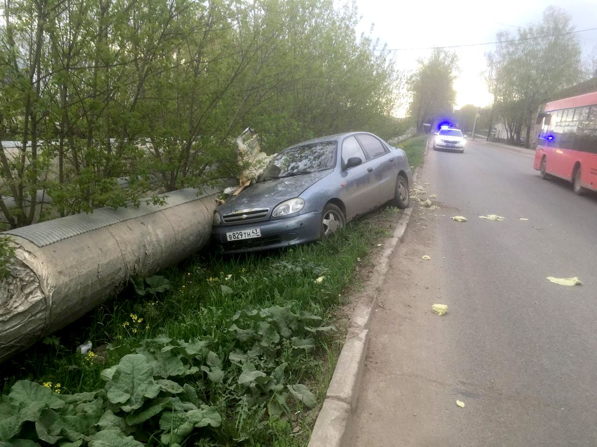 В Кирове легковой автомобиль повредил трубопровод на Сормовской