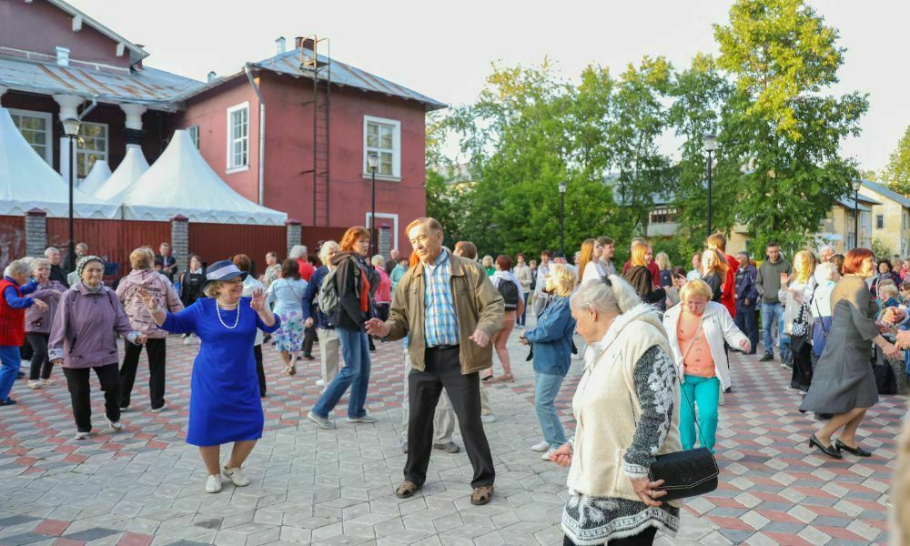 При поддержке компании «Уралхим» в Кирово-Чепецке открыт сезон танцевальных вечеров
