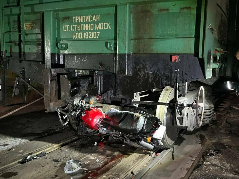 В Слободском мотоциклист и его пассажир погибли после столкновения с грузовым вагоном