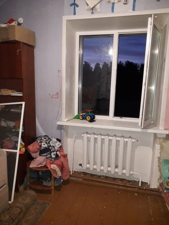 В Кирове с высоты третьего этажа выпала двухлетняя девочка
