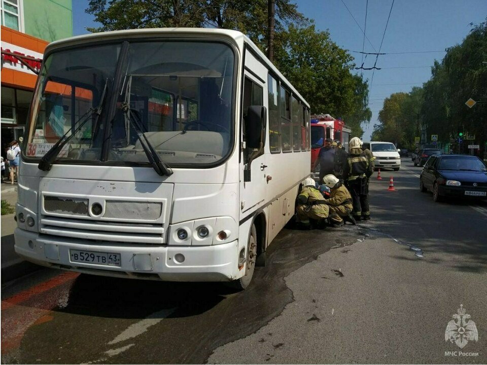 В Кирове у автобуса на ходу загорелось колесо