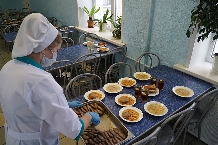 Школьников Кировской области обеспечат горячим питанием