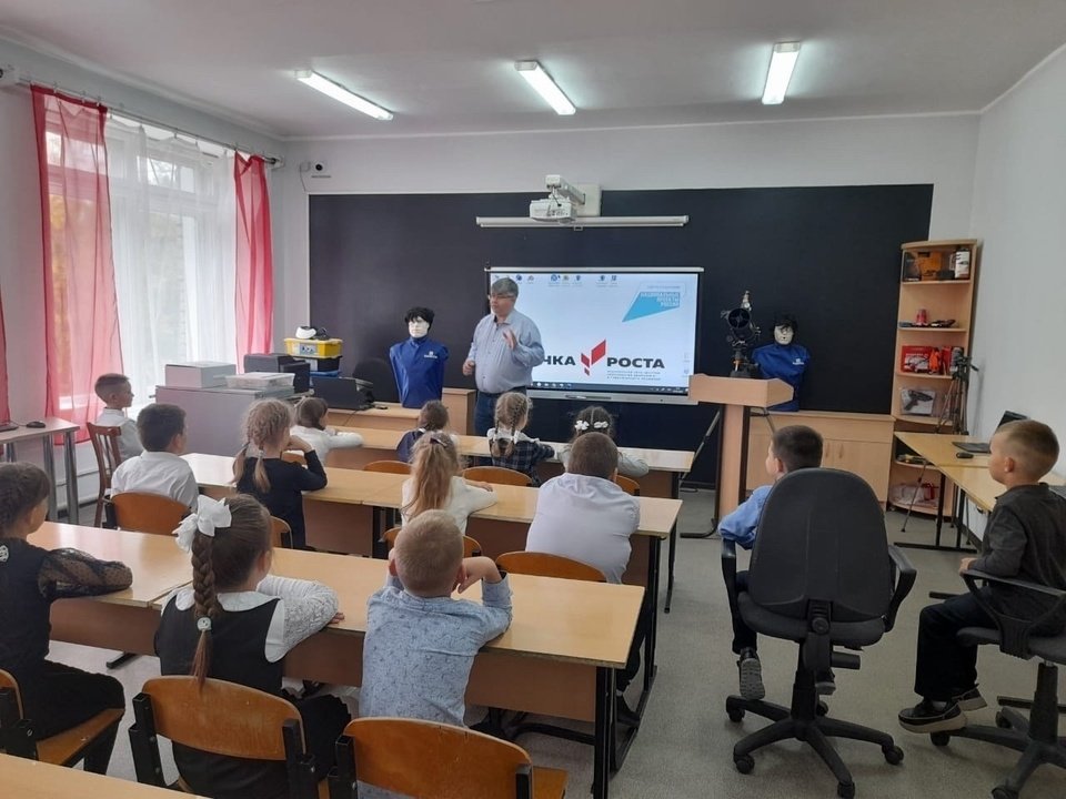 Первоклассники средней школы с УИОП г.Омутнинска познакомились с Центром «Точка роста» своей школы
