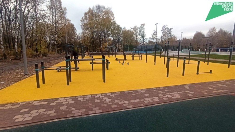 Подрядчики готовят спортивную зону в парке им. Кирова к сдаче