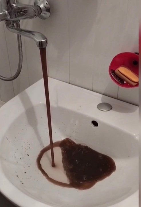 В пяти домах Лузы уже 5 месяцев из кранов бежит «шоколадная» вода сомнительного качества с запахом мазута
