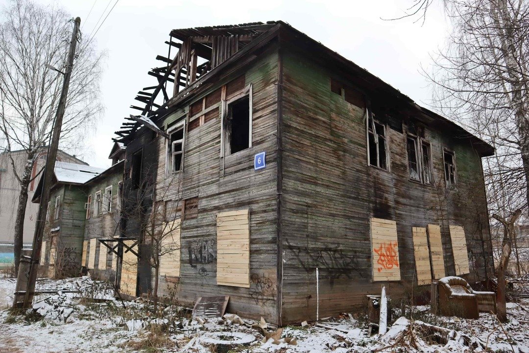 В Нововятске из-за пустующего аварийного дома могут сгореть 3 жилых
