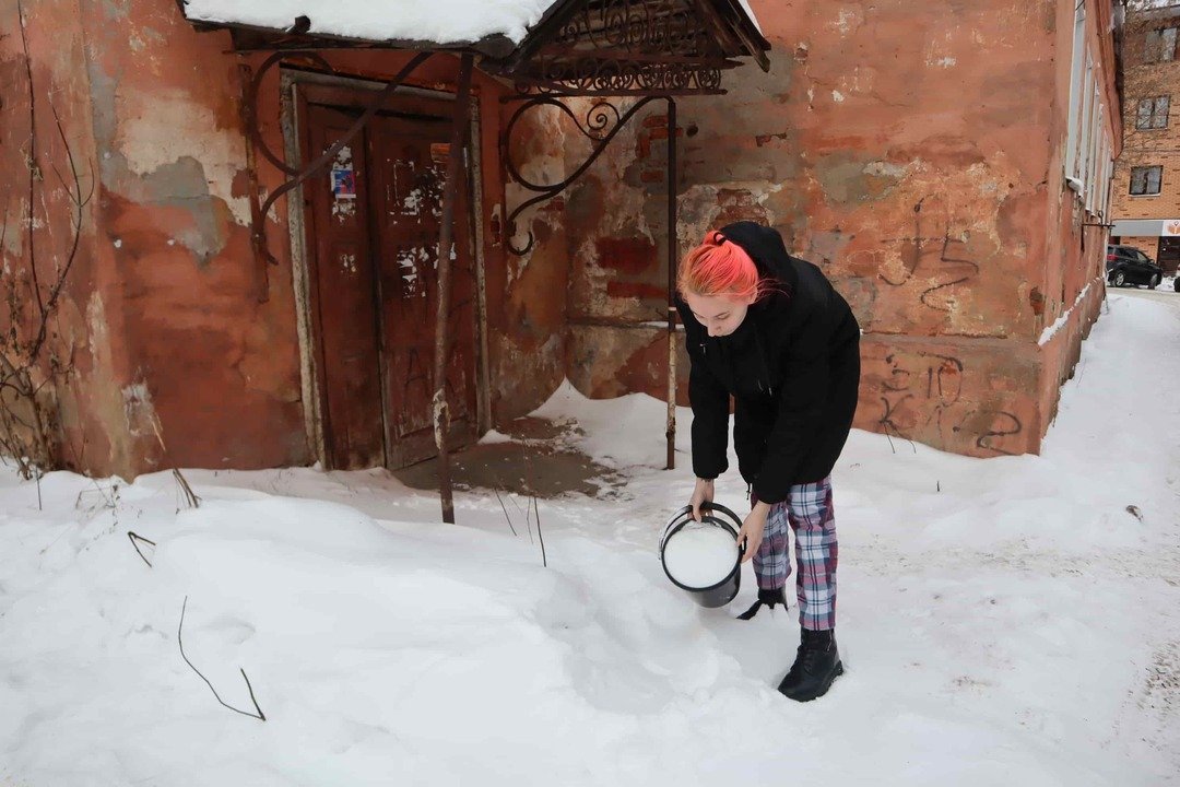 Жильцы аварийного дома в Кирове вынуждены топить снег, чтобы раздобыть воду