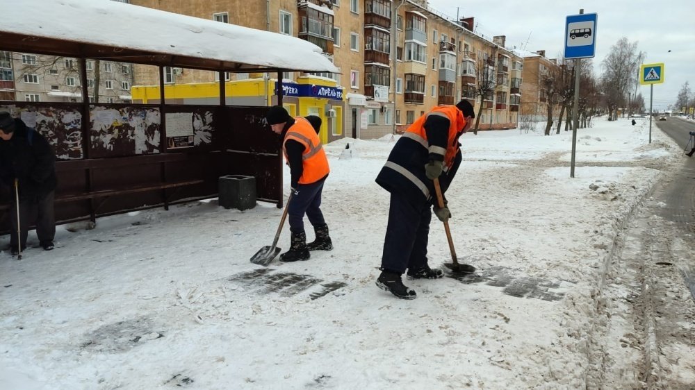 В Кирове подрядчики убирают снежную кашу с тротуаров