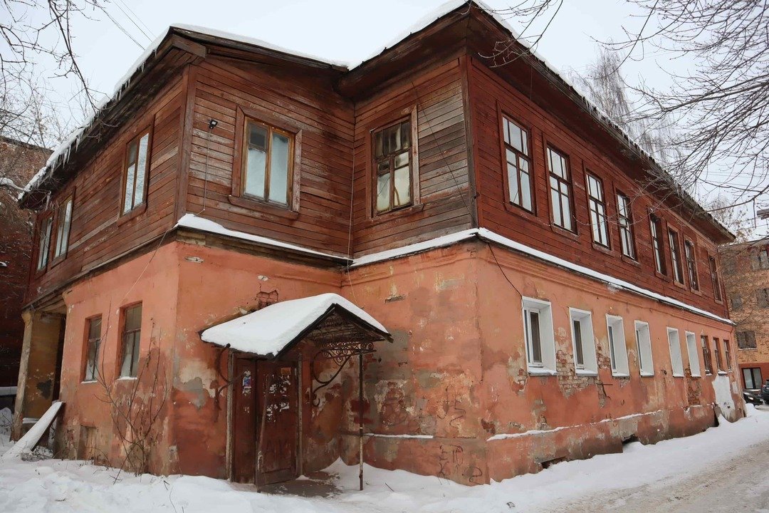 Администрация Кирова провела к дому на Молодой Гвардии, 14 временную коммунальную ветку