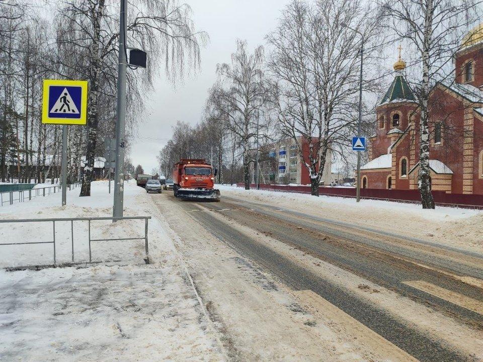 Дорожники Кировской области обработали противогололедными материалами более 15 тысяч километров дорог