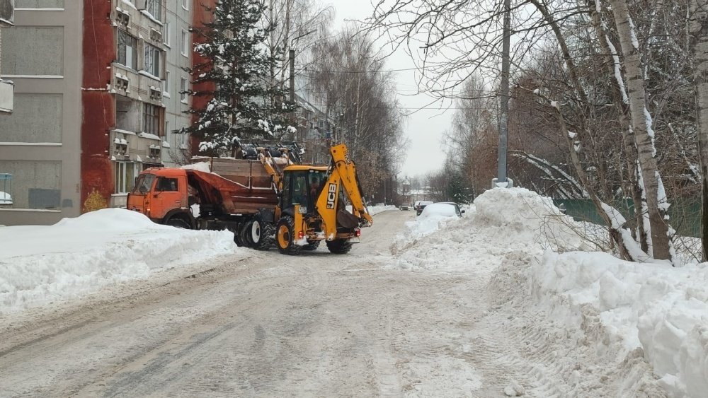 За ночь подрядчики планируют вывезти снег с 37 улиц Кирова