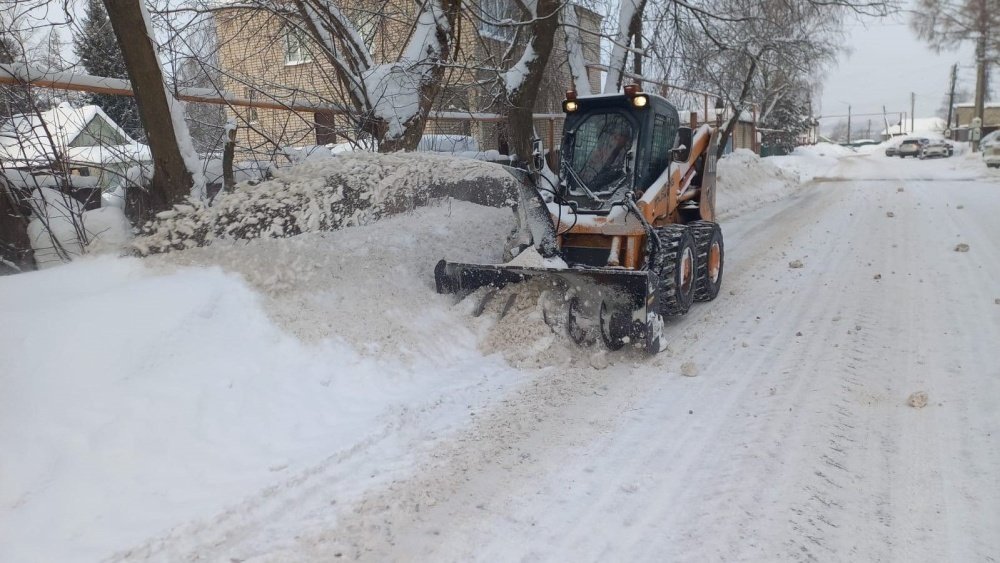 В дневных работах по уборке кировских улиц от снега задействованы 115 единиц техники