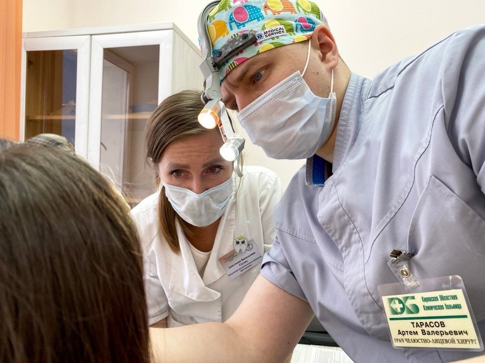 Кировские стоматологи помогают 6-летней пациентке вернуть зубы