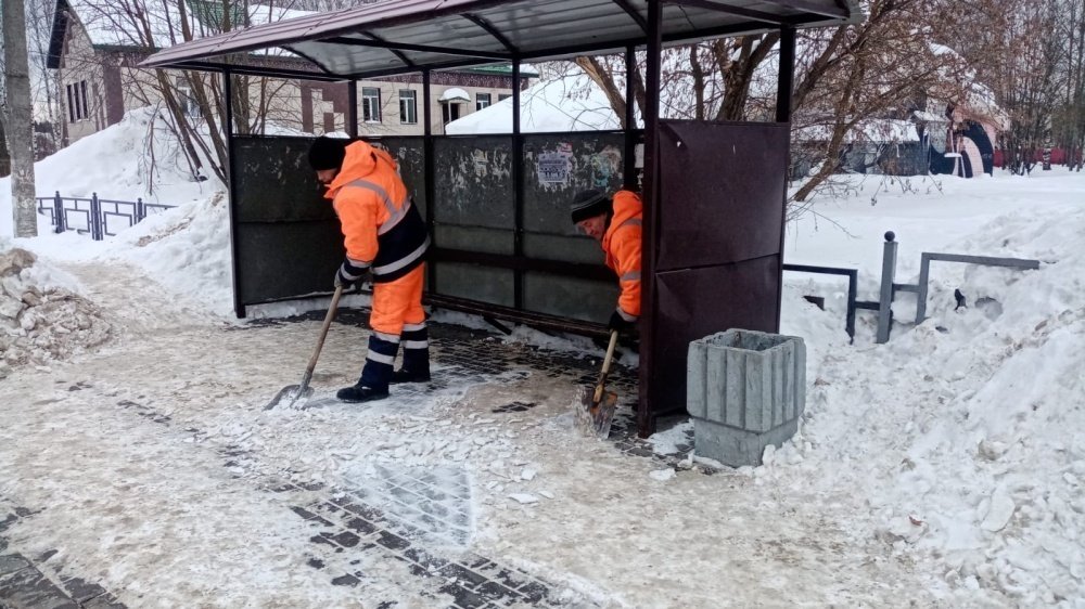 В Кирове тротуары и остановки чистят до основания