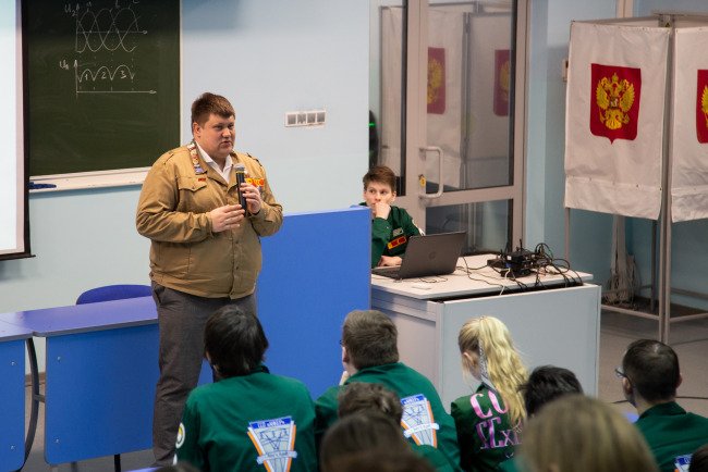 На площадке Вятского государственного университете состоялась встреча бойцов кировских студотрядов с командиром центрального штаба РСО Дмитрием Парамоновым