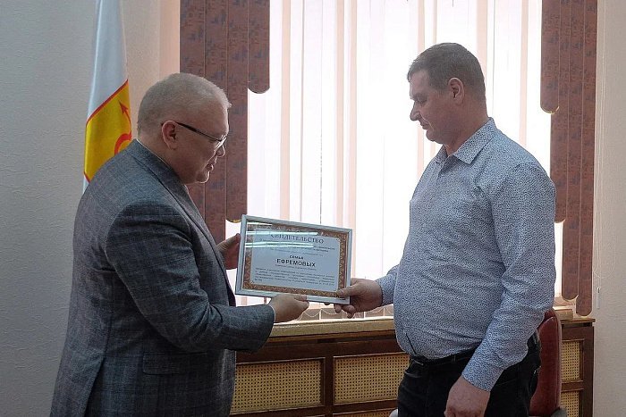 Александр Соколов вручил многодетной семье Ефремовых сертификат на 4,4 миллиона рублей для строительство дома