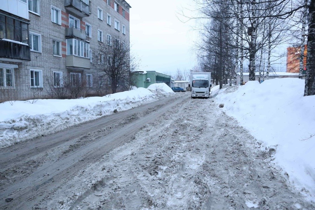 На улице Слободской в Кирове давно не видели коммунальщиков. Двухполосная дорога завалена снежными валами с обеих сторон