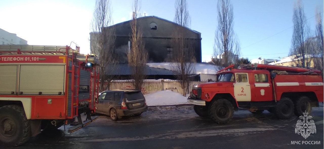 В центре Кирова сгорело здание шиномонтажа