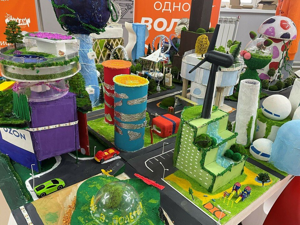 Двое школьников из Кировской области построили «Город будущего» во Владивостоке