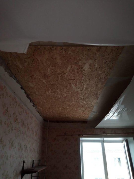 83-летняя кировчанка чуть не погибла в собственной квартире из-за обрушения потолка