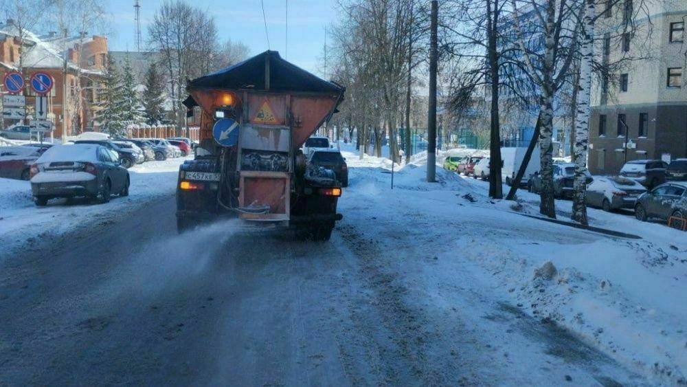 Стало известно, как дорожники борются с неожиданно выпавшим снегом