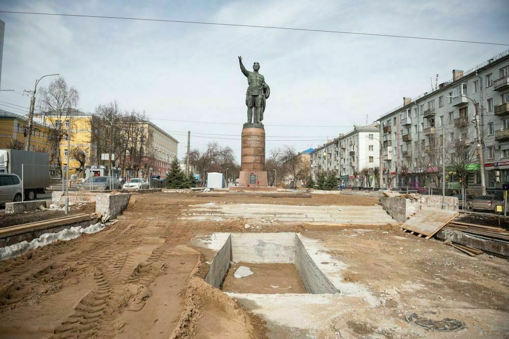 Подрядчики начали готовить территорию у памятника С.М. Кирову к благоустройству