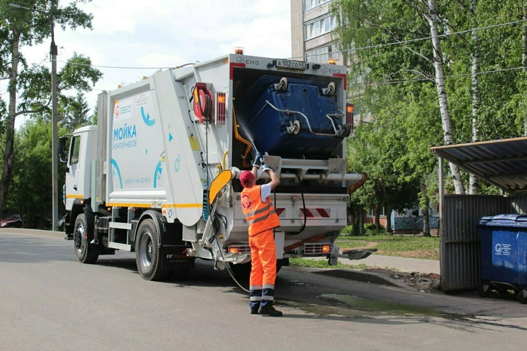 В Кирове продолжает работу контейнеромоечная машина