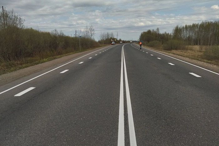 На трассах Кировской области обновляют дорожную разметку