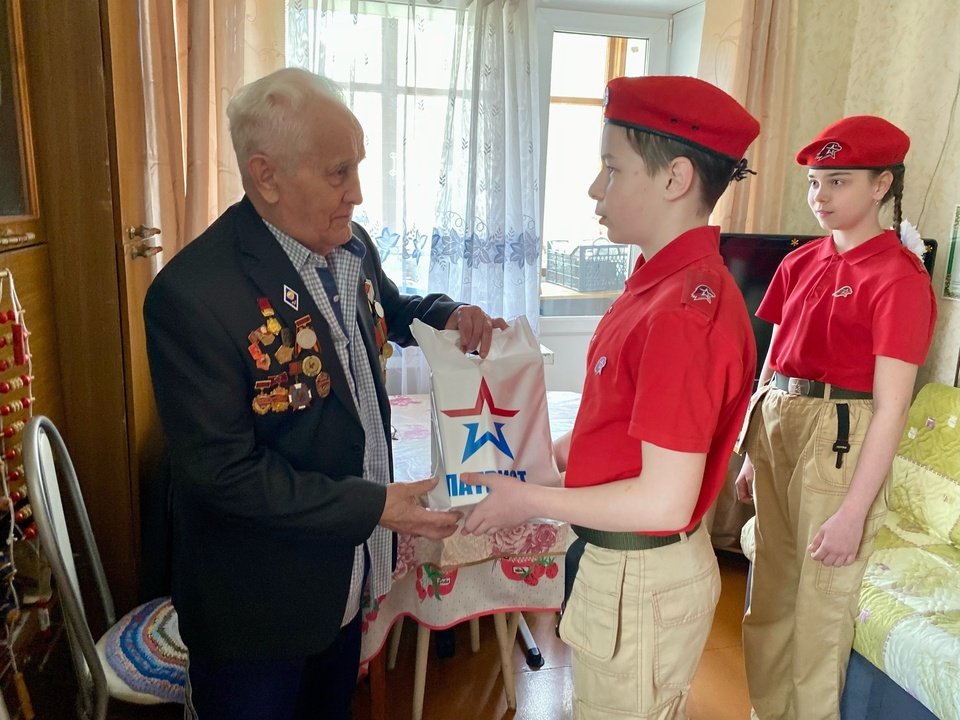 В канун Дня Победы кировские юнармейцы поздравляют ветеранов