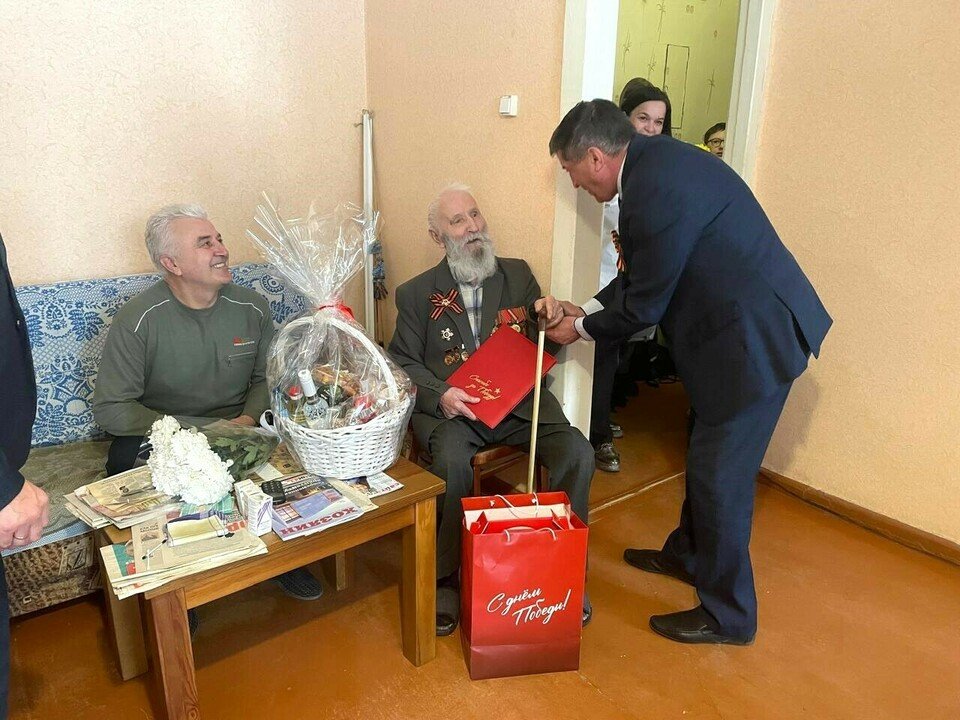 Участники Великой Отечественной войны получают подарки от Рахима Азимова