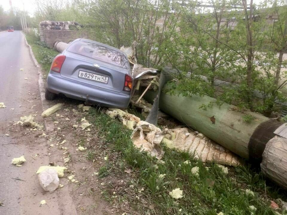 В Кирове легковой автомобиль повредил трубопровод на Сормовской
