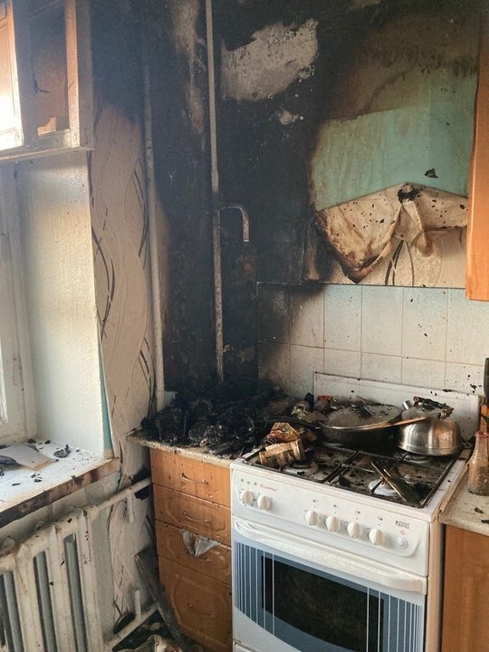В результате пожара на кухне кировской квартиры обгорела стена и кухонный гарнитур