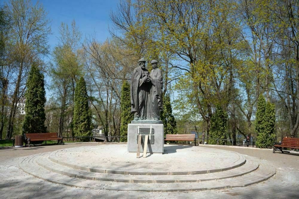 Памятник в Александровском саду установили на новый постамент