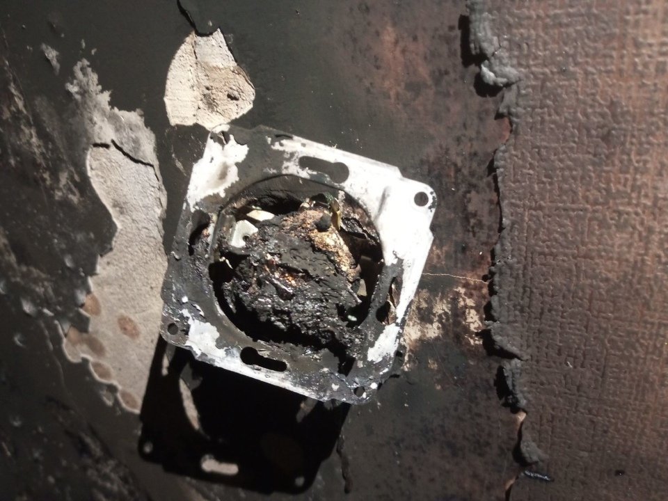Зарядка от мобильного телефона, оставленная в розетке, стала причиной пожара