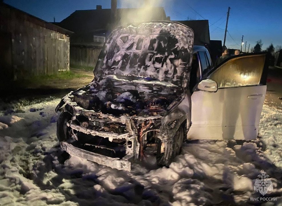 В Котельниче во время стоянки загорелся автомобиль