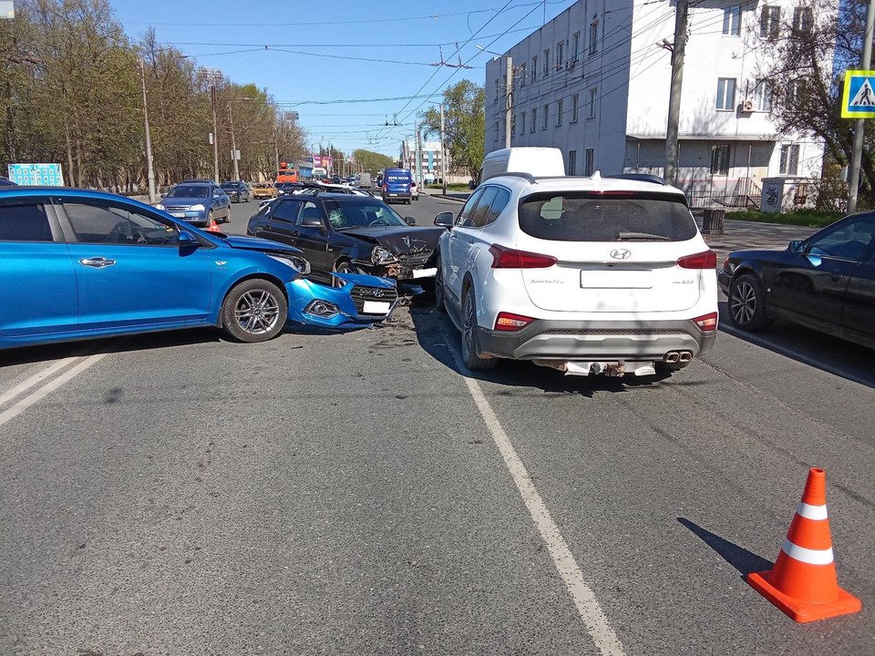 В Кирове водитель «Приоры» сбил девушку-пешехода и въехал в два автомобиля