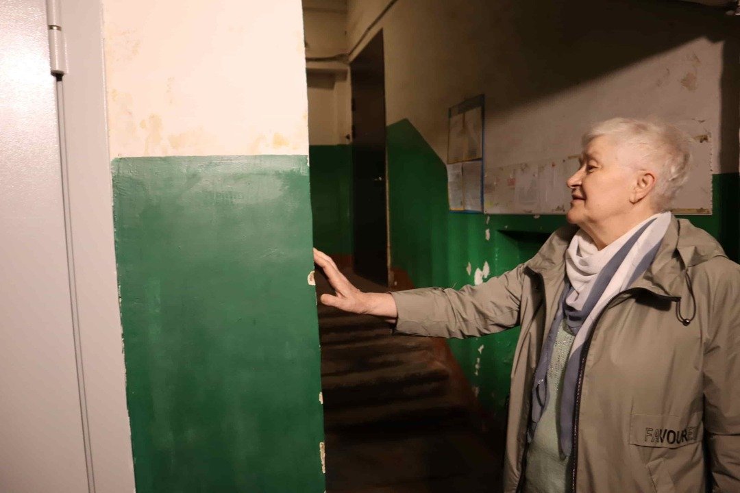 В доме на Щорса, 41 восстановили стену, которую снесла собственница бомбоубежища