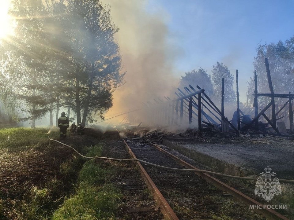 В Кирове горело деревянное неэксплуатируемое складское помещение