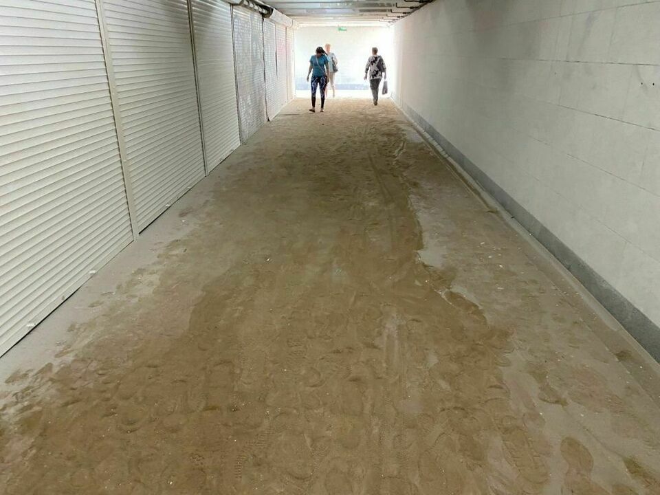 Кировчане пожаловались на скопление песка в подземном переходе возле ЦУМа