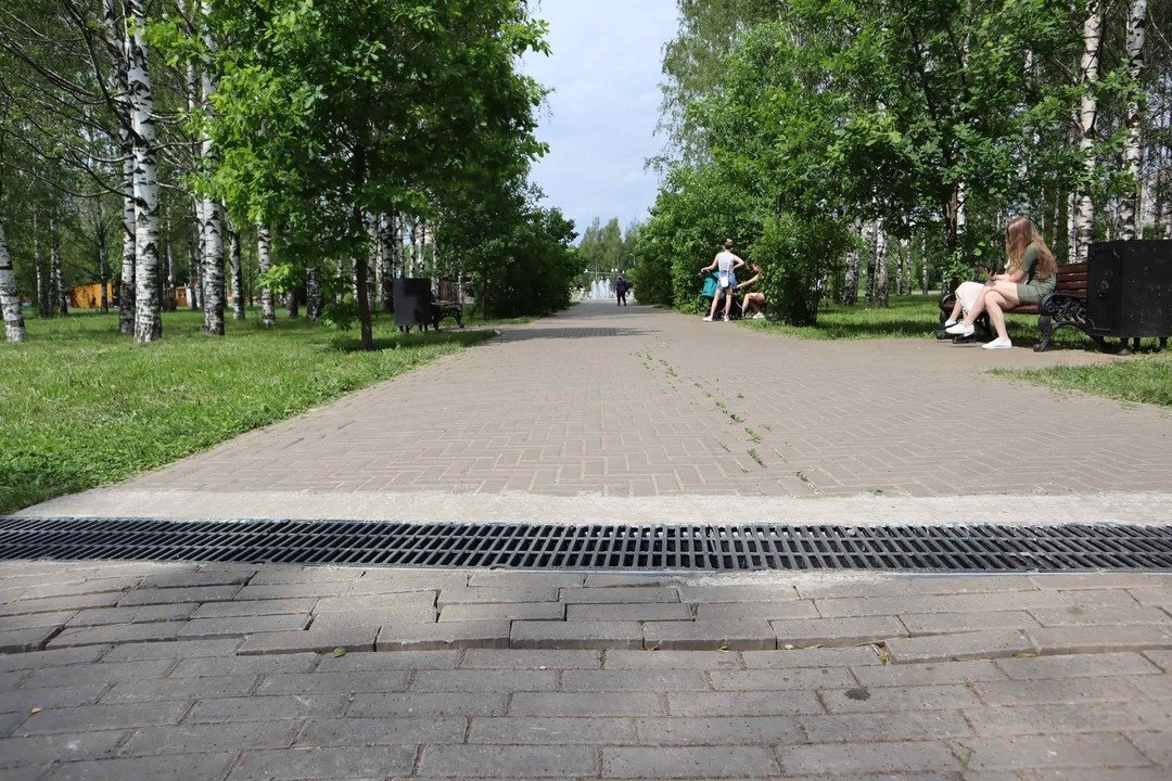 На тротуарах Кочуровского парка исправили опасную решётку ливневой канализации