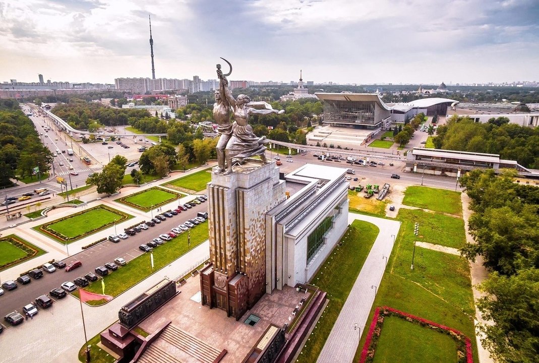 
        Педагоги Кировской области проведут мероприятия в знаменитом павильоне «Рабочий и колхозница» на ВДНХ
      