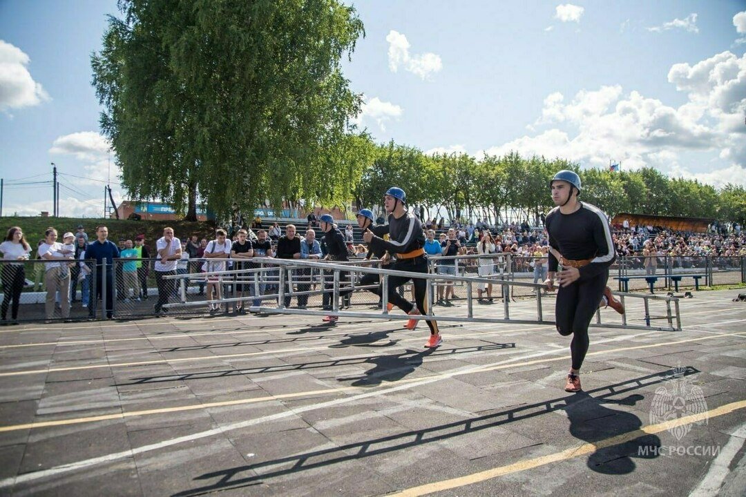 В Кирове стартовали межрегиональные соревнования по пожарно-спасательному спорту
