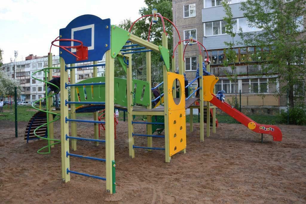 В Омутнинске игровые площадки в парке оказались опасными для детей