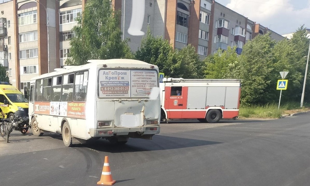 В Кирово-Чепецке двое совершеннолетних на мопеде попали под автобус