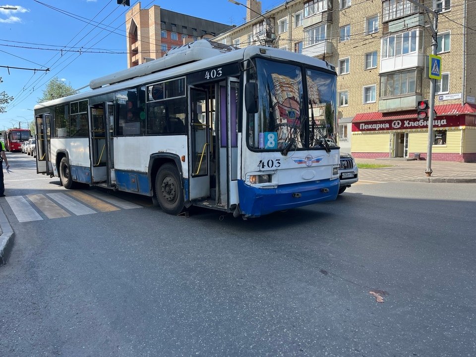 В Кирове под колесами троллейбуса пострадал пешеход