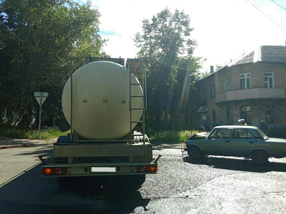В Кирове пенсионер на «семёрке» столкнулся с бензовозом