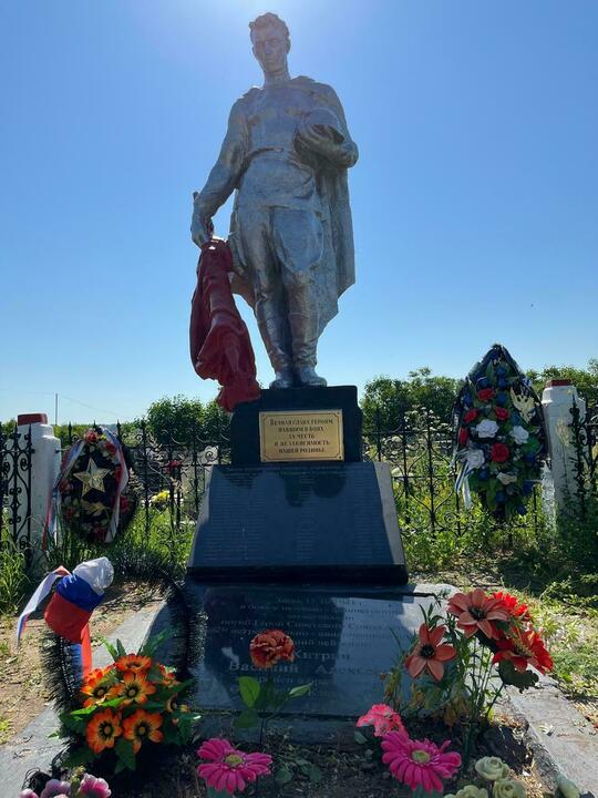 «Газпром межрегионгаз Киров» организовал поездку во имя памяти: школьники поклонились павшему Герою СССР