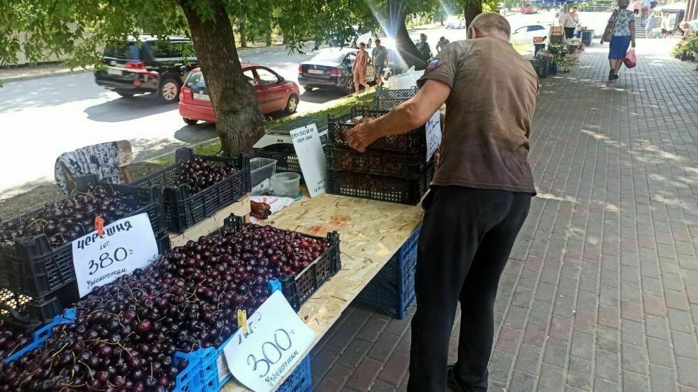 Продавцов, торговавших черешней на тротуаре у Центрального рынка, оштрафуют