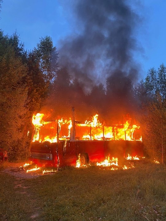 В Кировской области в глэмпинге сгорел домик-автобус
