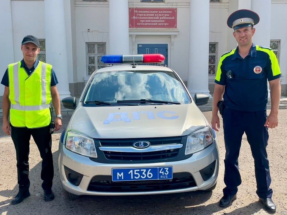 В Вятскополянском районе автоинспекторы помогли многодетной семье выбраться с бездорожья